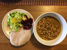 Blackeye bean curry, salad and pita bread
